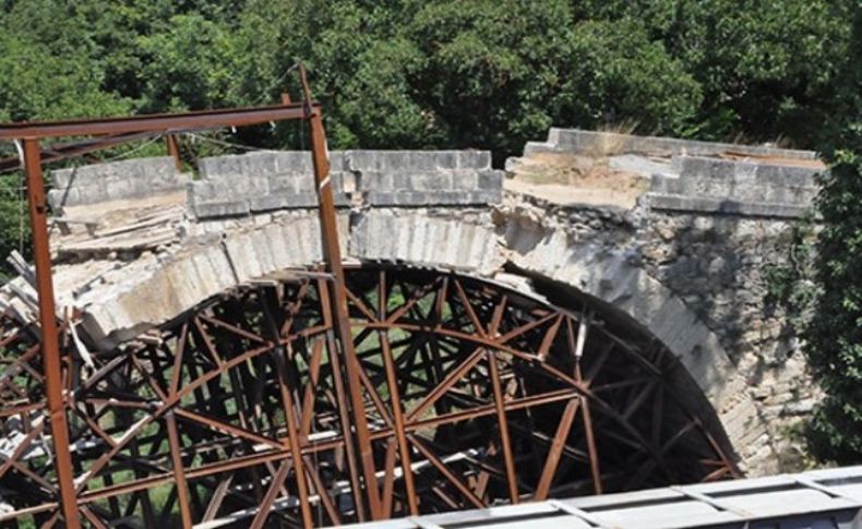 Tarihi rezalet! 600 yıllık köprü restorasyonda yıkıldı
